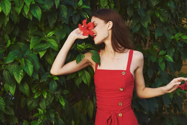 Jeune Belle Femme Avec Fleur Rouge Dans Jardin — Photo