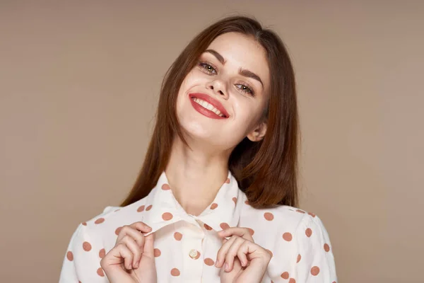 Jovem Bela Mulher Posando Isolado Fundo Bege — Fotografia de Stock