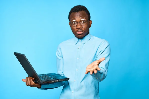 Jovem Óculos Com Laptop Confundido Isolado Fundo Azul — Fotografia de Stock