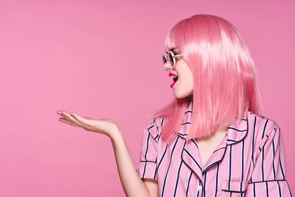 Στιγμιότυπο Νεαρό Κορίτσι Ροζ Περούκα Και Γυαλιά Ηλίου Που Δείχνει — Φωτογραφία Αρχείου