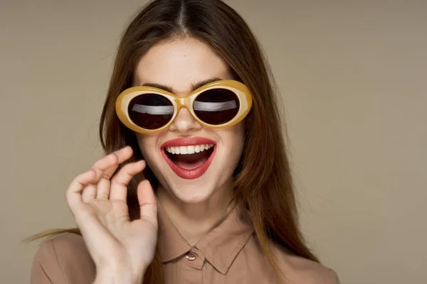 Joven Hermosa Mujer Gafas Sol Posando Aislada Sobre Fondo Beige — Foto de Stock