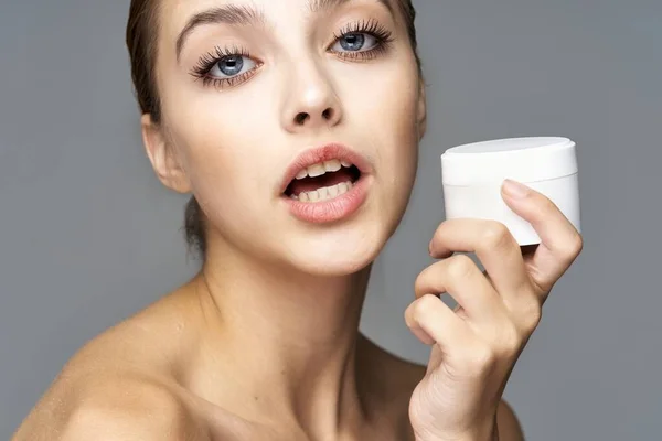 Retrato Mujer Hermosa Sosteniendo Producto Belleza Sobre Fondo Aislado — Foto de Stock