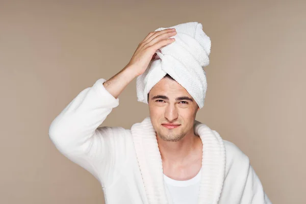 Tiro Estúdio Retrato Jovem Bonito Homem Com Toalha Haid Roupão — Fotografia de Stock