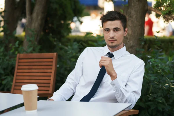 Jonge Knappe Zakenman Met Koffie Café — Stockfoto