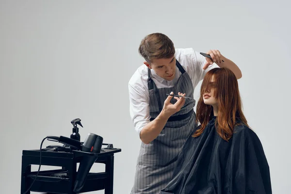 Homem Cabeleireiro Corte Cabelo Cliente Salão — Fotografia de Stock