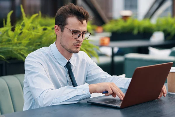 Giovane Bell Uomo Affari Utilizzando Computer Portatile — Foto Stock