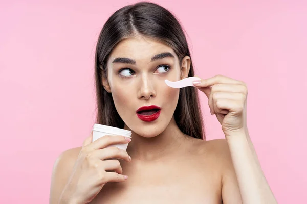 Retrato Mulher Bonita Segurando Produto Beleza Fundo Rosa Isolado — Fotografia de Stock