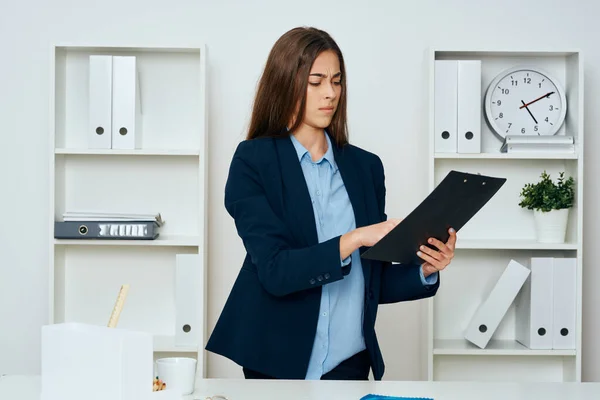 Jonge Mooie Zakenvrouw Met Klembord Kantoor — Stockfoto