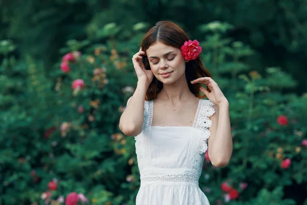 Mladá Krásná Žena Červeným Květem Zahradě — Stock fotografie