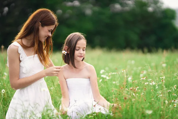 Young Mother Her Daughter Having Fun Camomile Field — Stock Photo, Image