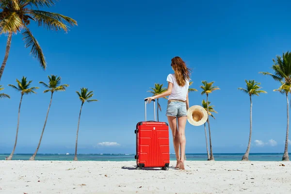 Mujer Joven Con Maleta Roja Playa —  Fotos de Stock