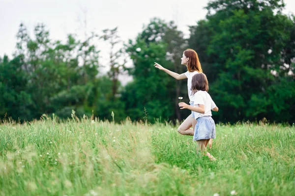 Młoda Matka Jej Córka Zabawiają Się Rumianku — Zdjęcie stockowe