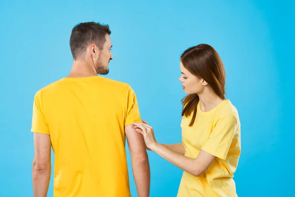 Young Beautiful Couple Shirts Posing Studio Isolated Background — Stock Photo, Image