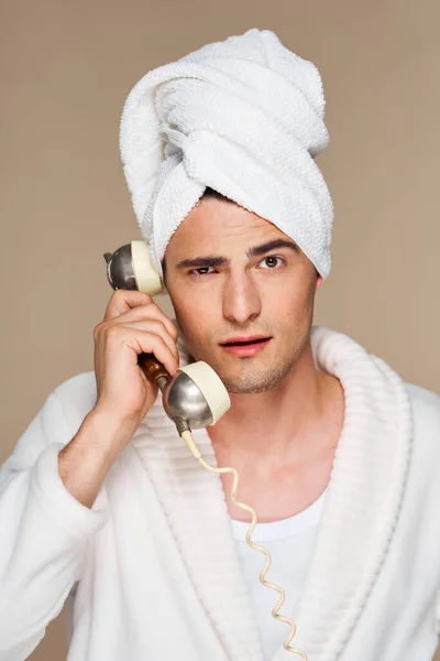 Jong Knap Met Telefoon Man Badkamer — Stockfoto