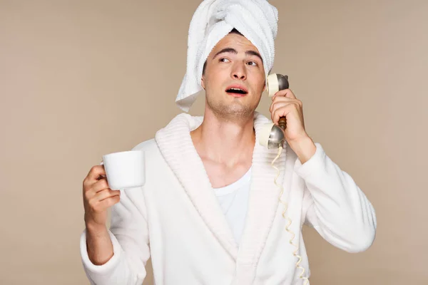 Jonge Knappe Man Badjas Met Koffie Kopje Praten Telefoon — Stockfoto