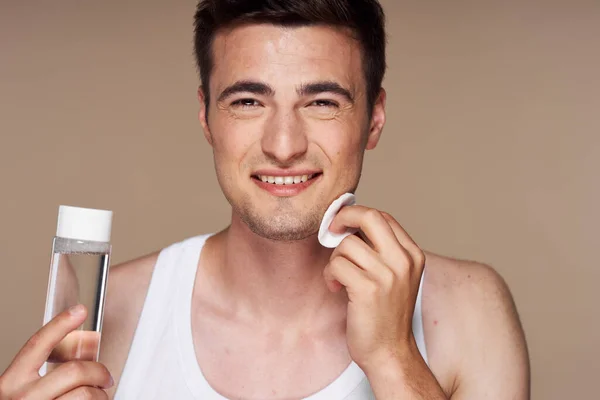 Uomo Con Lozione Detergente Isolata Sfondo Beige — Foto Stock