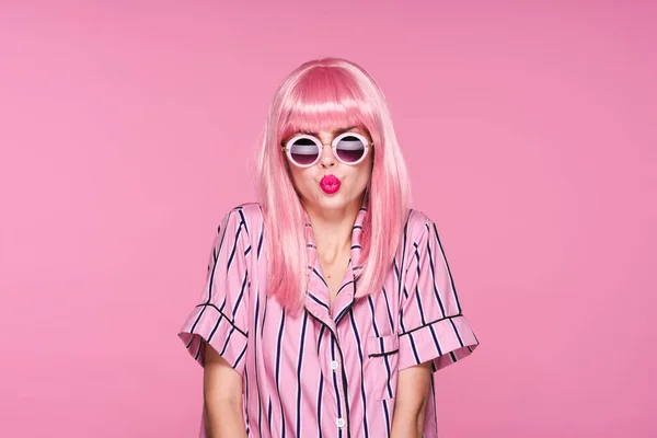 Donna Parrucca Rosa Occhiali Sole Posa Sfondo Rosa — Foto Stock