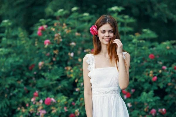 Bahçesinde Kırmızı Çiçekli Güzel Bir Kadın — Stok fotoğraf