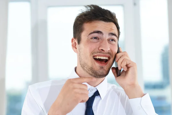 Jonge Zakenman Het Kantoor Aan Het Praten Smartphone — Stockfoto