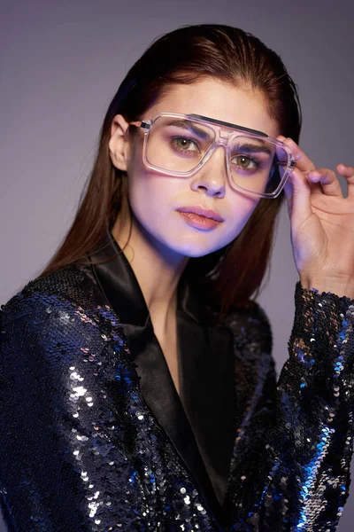 Ung Vacker Mode Kvinna Glasögon Poserar Studio — Stockfoto