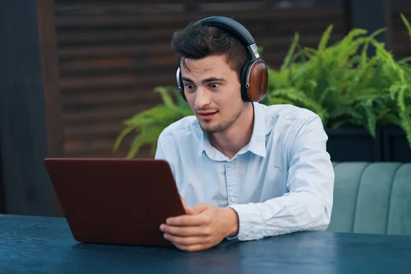 Młody Przystojny Biznesmen Pomocą Laptopa — Zdjęcie stockowe