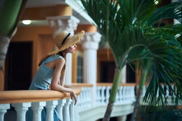 Mujer Joven Sombrero Paja Resort Tropical — Foto de Stock