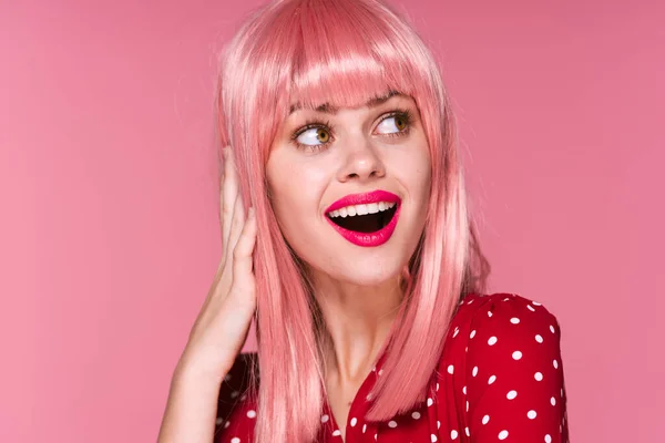 Νεαρή Γυναίκα Ροζ Περούκα Κοιτάζει Αλλού Στο Στούντιο Ροζ Φόντο — Φωτογραφία Αρχείου