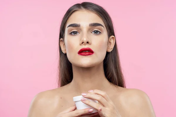 Retrato Mulher Bonita Segurando Produto Beleza Fundo Rosa Isolado — Fotografia de Stock