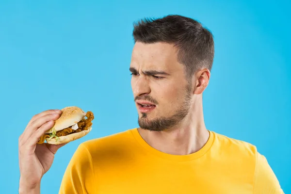 Joven Hombre Guapo Con Hamburguesa Estudio — Foto de Stock