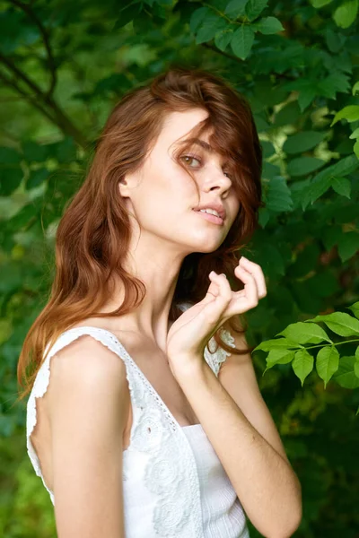 Jonge Mooie Vrouw Poseren Tuin — Stockfoto