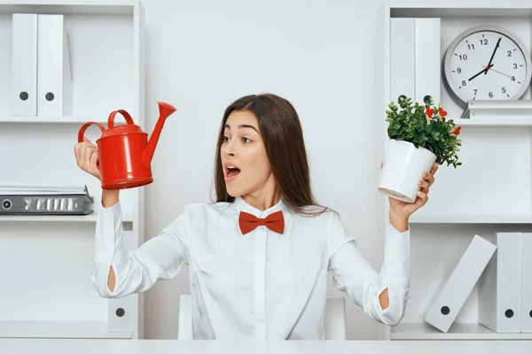 Jungunternehmerin Mit Pflanze Und Roter Gießkanne Amt — Stockfoto