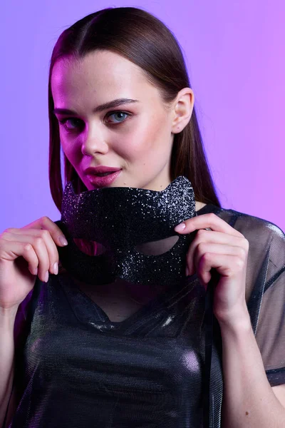 Ung Vacker Kvinna Med Mask Poserar Studio Mode Skott — Stockfoto