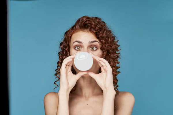 Jovem Mulher Bonita Com Produto Beleza Estúdio Tiro — Fotografia de Stock