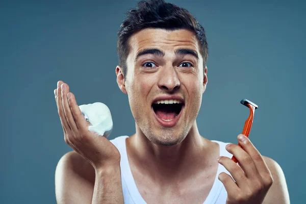 Joven Hombre Feliz Guapo Con Espuma Afeitar Afeitadora — Foto de Stock