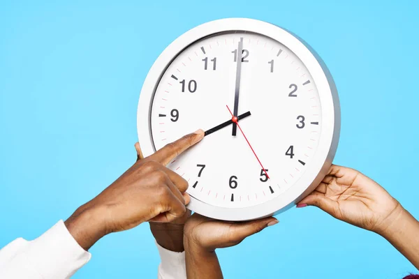 Pareja Celebración Con Reloj Estudio Sobre Fondo Azul —  Fotos de Stock