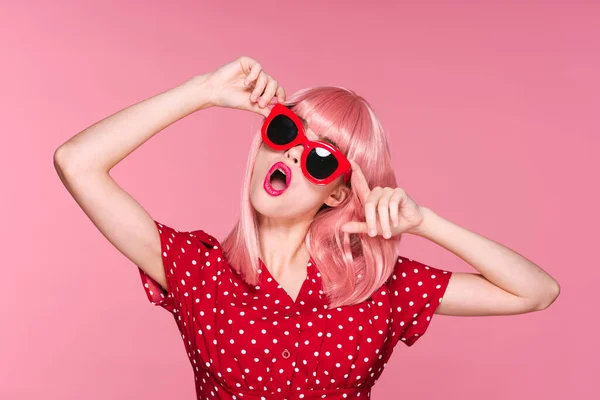 Mooie Vrouw Roze Pruik Zonnebril Poseren Roze Achtergrond — Stockfoto