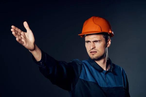Studioaufnahmen Industriearbeiter Mit Orangefarbenem Helm Zeigt Etwas — Stockfoto