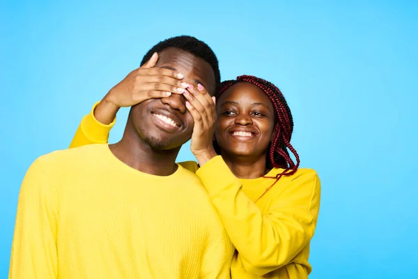 Jovem Belo Casal Posando Estúdio Fundo Azul — Fotografia de Stock