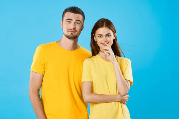 Jovem Lindo Casal Shirts Posando Estúdio Fundo Isolado — Fotografia de Stock