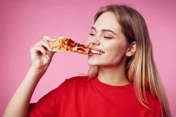 Bela Mulher Comer Pizza Fundo Isolado — Fotografia de Stock