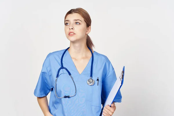 Högkvalitativt Foto Kvinna Läkare Med Stetoskop Isolerad Vit Bakgrund — Stockfoto