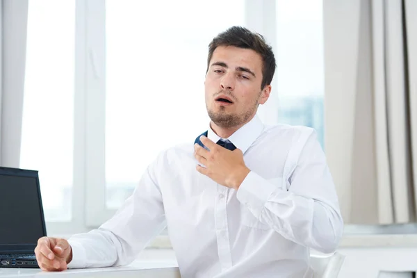 Jovem Empresário Bonito Está Cansado Escritório — Fotografia de Stock