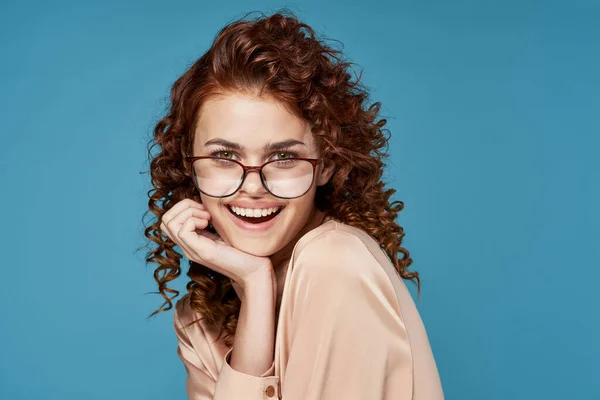 Jovem Bela Mulher Óculos Posando Estúdio — Fotografia de Stock