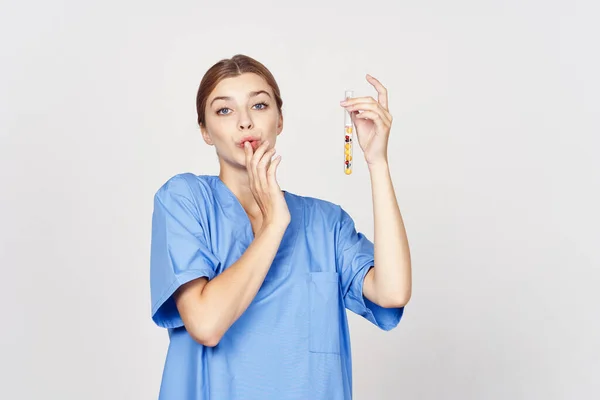 Tiro Estúdio Jovem Médico Segurando Pílulas Fundo Branco — Fotografia de Stock