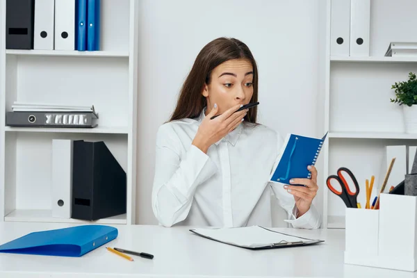 Genç Güzel Bir Kadını Büroda Elinde Belgelerle Oturuyor — Stok fotoğraf