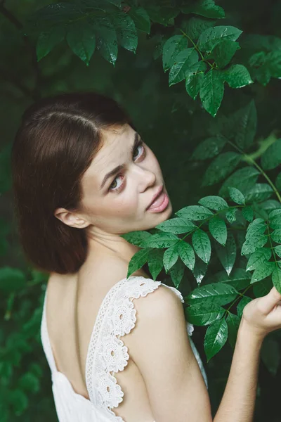 Junge Schöne Frau Posiert Garten — Stockfoto