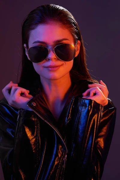 Joven Hermosa Mujer Moda Gafas Sol Posando Estudio — Foto de Stock