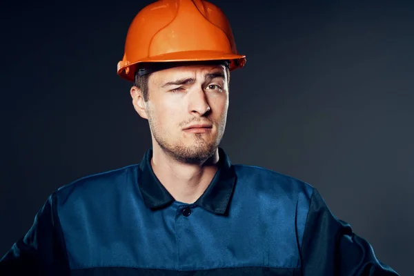 스튜디오 주황색 헬멧을 생각하는 노동자 — 스톡 사진