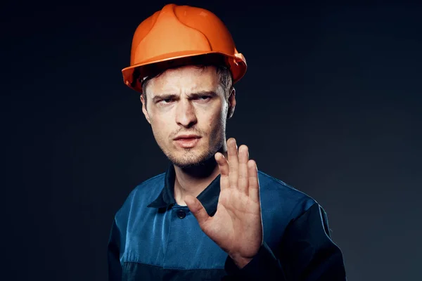 Studioaufnahmen Industriearbeiter Mit Orangefarbenem Helm Zeigt Halt — Stockfoto