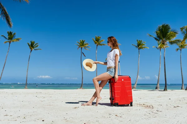 Mujer Joven Con Maleta Roja Playa — Foto de Stock